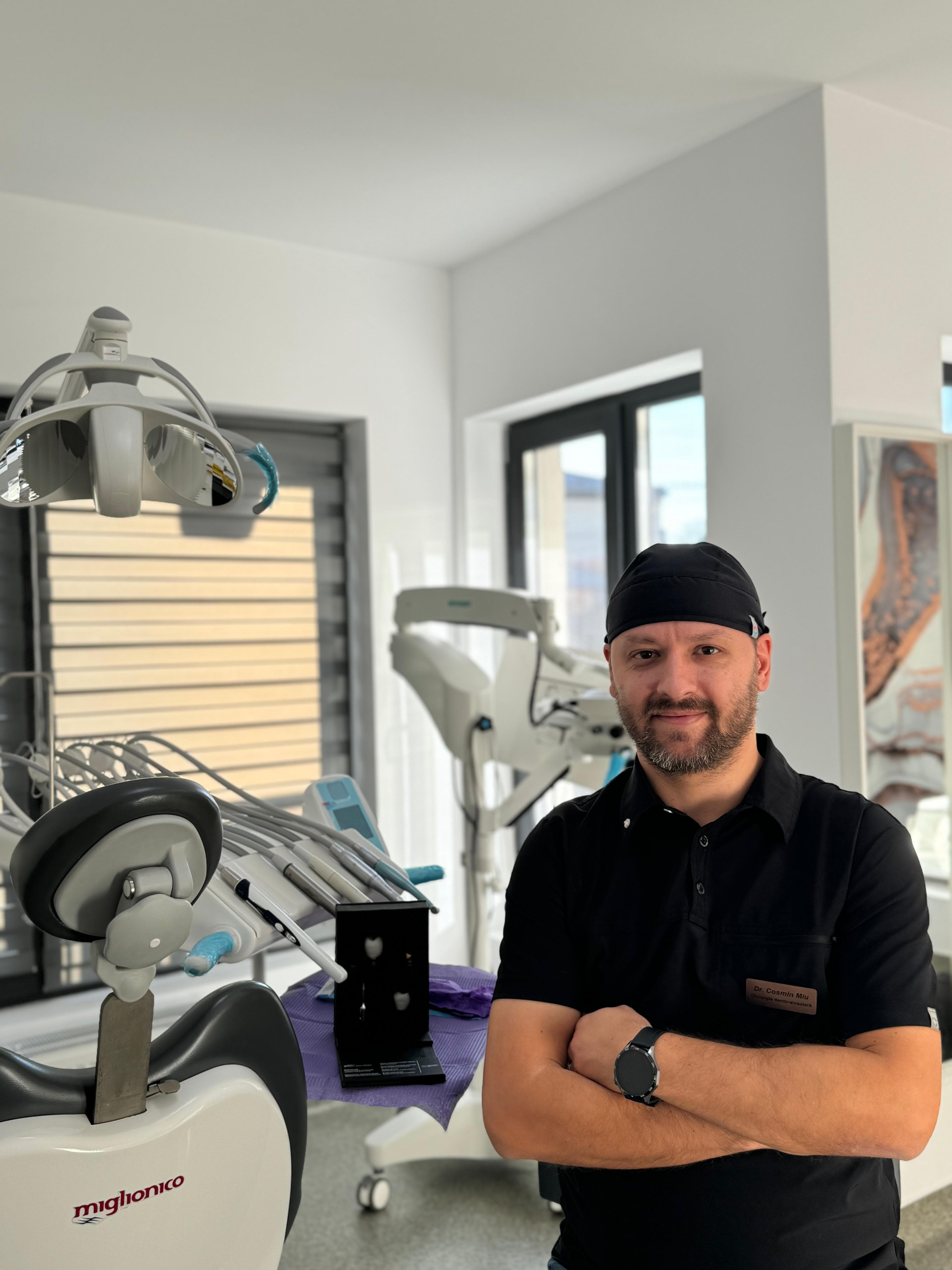 Medic specialist în clinică, prezentare caz implant dentar